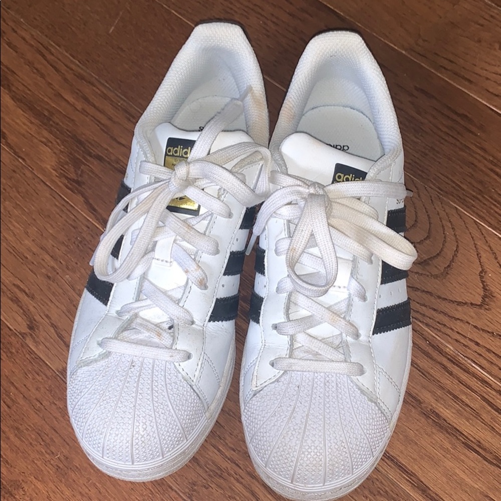 Adidas shall top super stars